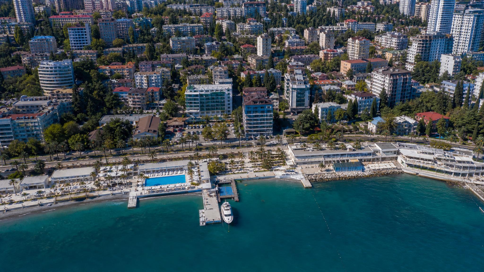 Первая линия или 10 минут до моря: где больше смысла для инвестора